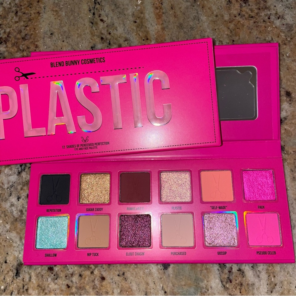 Brand New BLEND BUNNY COSMETICS ~ PLASTIC EYESHADOW PALETTE